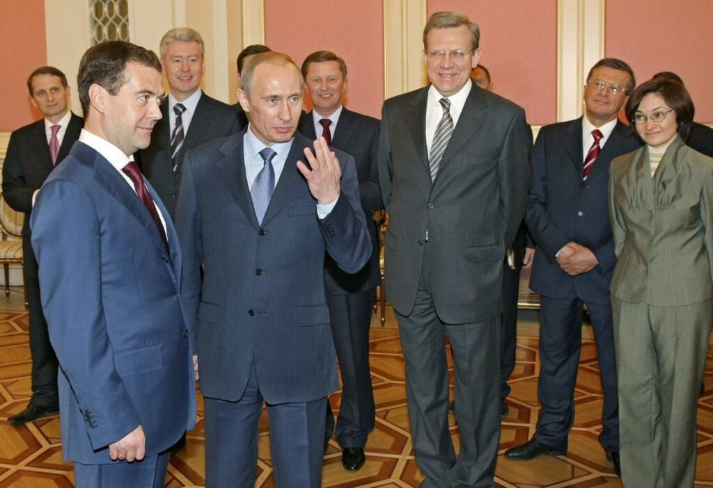 リベラル経済学者チームがプーチン大統領の権力維持とウクライナでの戦争遂行を支援