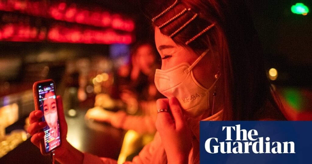 ライブストリーミングにデジタルクローンを使用する中国のインフルエンサー: これはすぐに私たちの未来になるでしょうか? どう思いますか？ 超国家機関（EUなど）はこの問題に介入すべきでしょうか、介入するとしたらどのような方法で介入するのでしょうか？