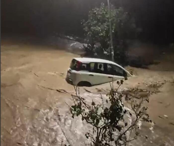トスカーナ州で大洪水が発生し、プラートで2名、リボルノ地域で1名が犠牲となった。 命を救うインフレータブルボート - ニュース - Ansa.it