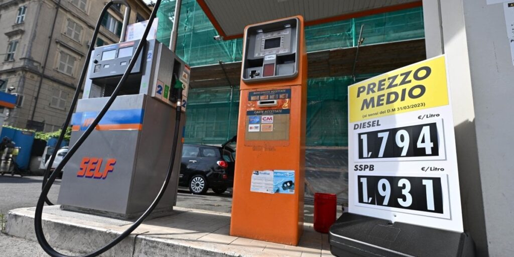 ラツィオ地方行政裁判所、ガソリンスタンドに平均燃料価格の表示を義務付けた法令を取り消す - Il Post