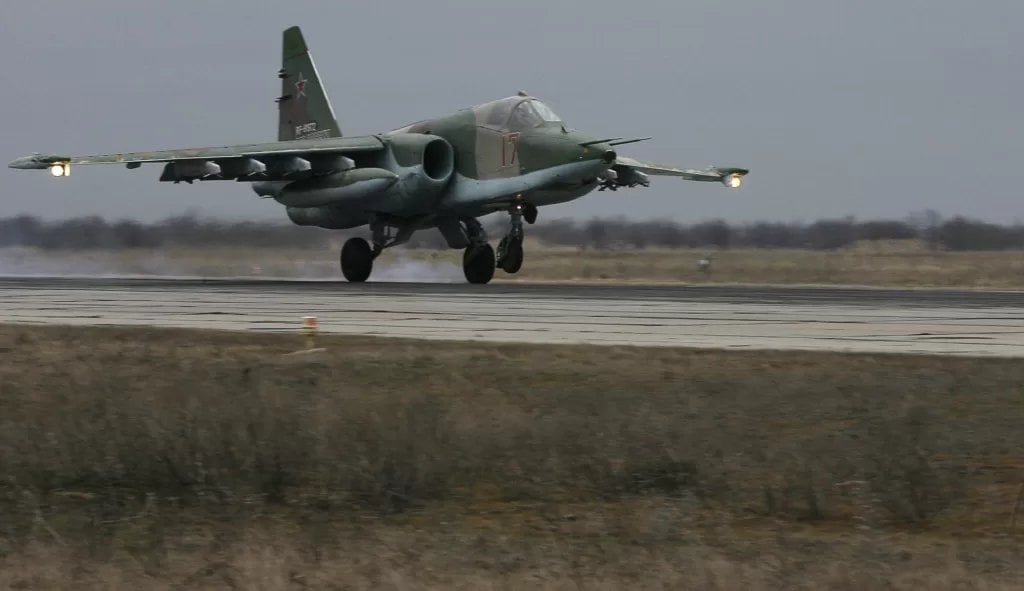 ロシアのSu-25戦闘機の激しい飛行中の破壊がビデオに捉えられた