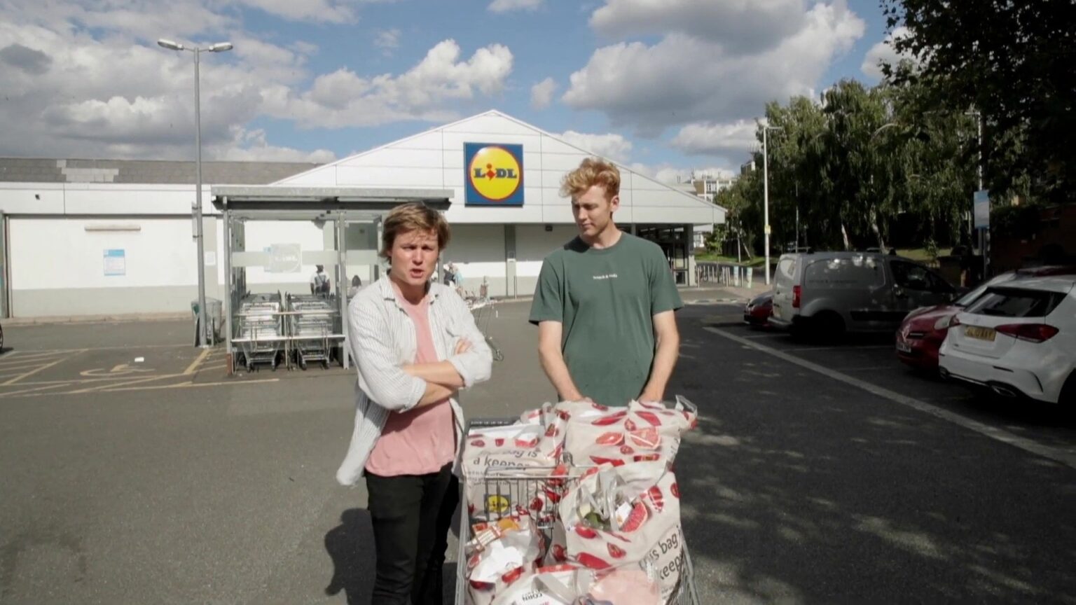 若者たちは英国から毎週食料品店を求めてポーランドのリドルに飛行機で行き、現金を節約した