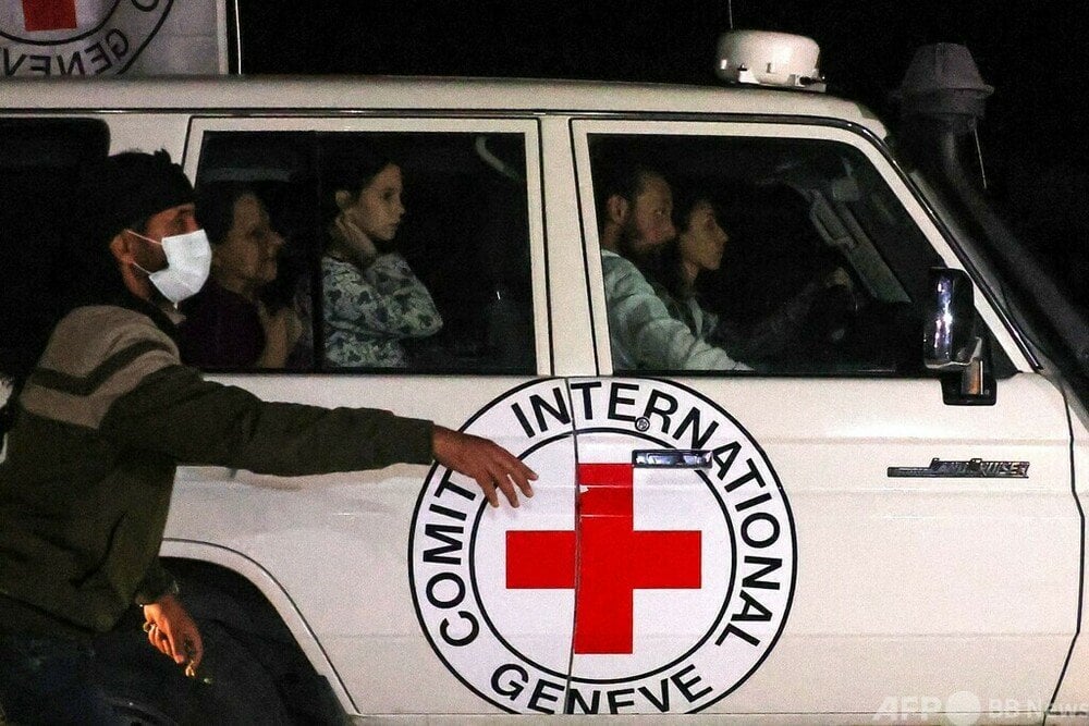ハマスが人質17人を新たに解放 パレスチナ人39人も釈放される