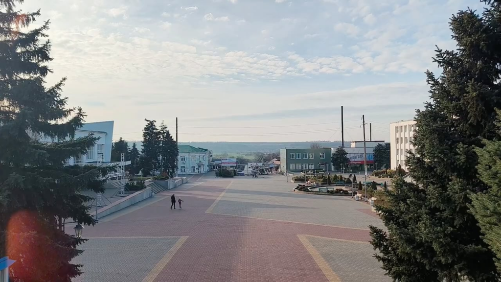 プーチン大統領についてのおばあさん。  1420による新しい街頭インタビュービデオ。