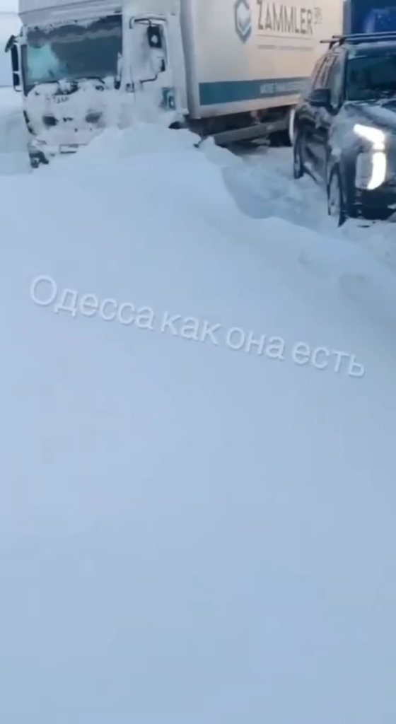 ウクライナの公開ページで公開された映像では、ニコラエフ地域との国境にあるキエフ・オデッサ高速道路が大雪のため現在使用不能となっており、前線の南方向で活動するウクライナ軍の兵站に一時的に影響を与える可能性が高いことが示されている。