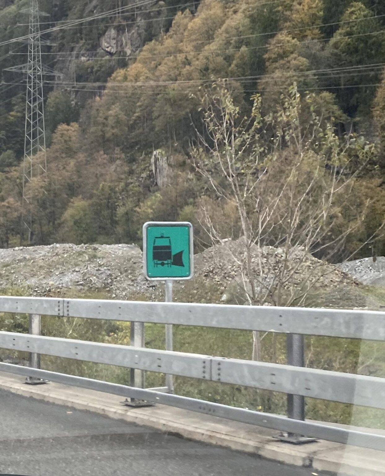 この標識は何のためにあり、これは何を意味しますか?