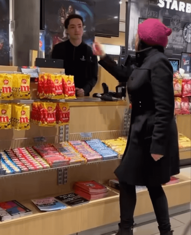 アメリカ人のカレンがノルウェーの映画館の従業員に怒鳴っています - 挑発されても無反応なのがすごいです!