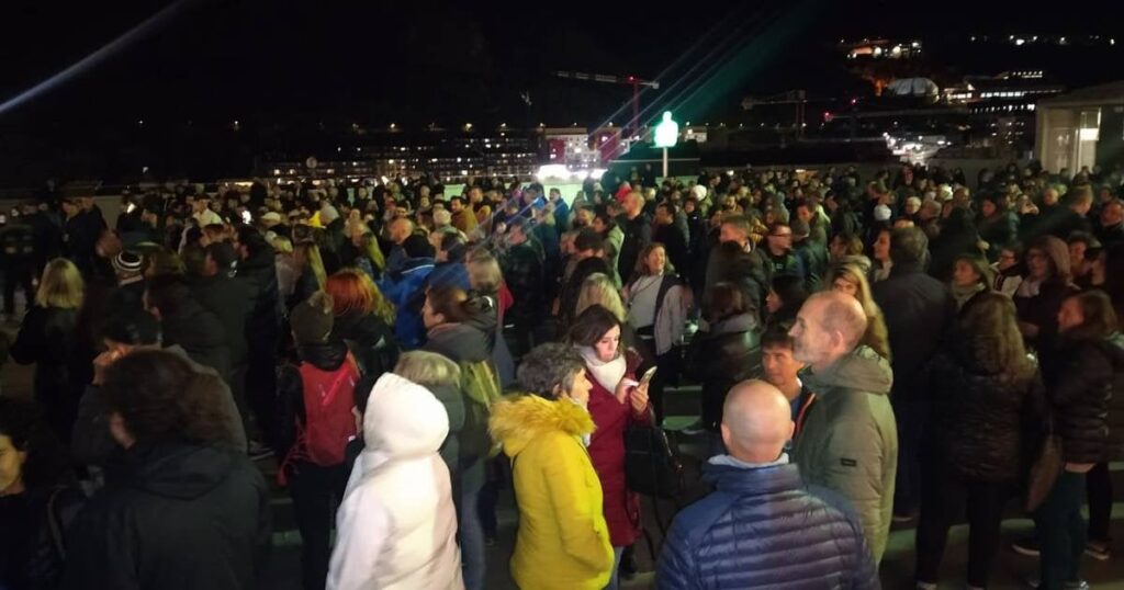 まともな住宅を求める50万人が再びデモ