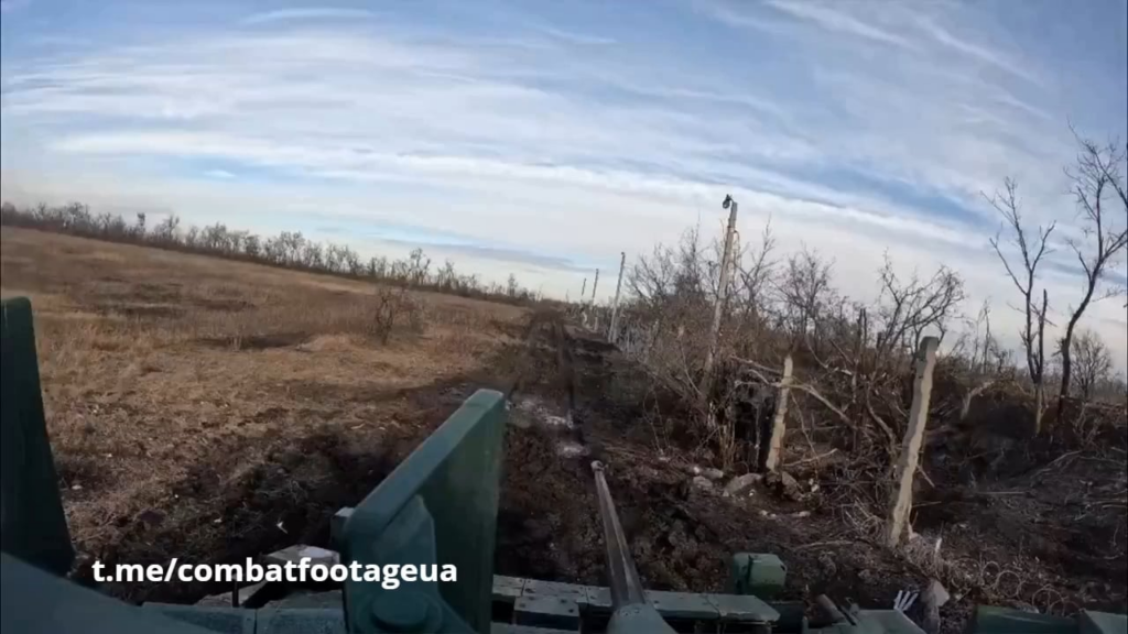 ウクライナのM2A2ブラッドリー歩兵戦闘車がアヴディウカ近くのロシア軍陣地に発砲。
