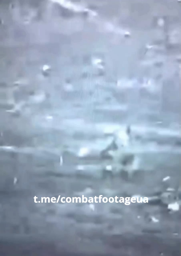 ウクライナのドローンが、負傷した戦友を戦場に一人残したロシア兵士を撮影した。