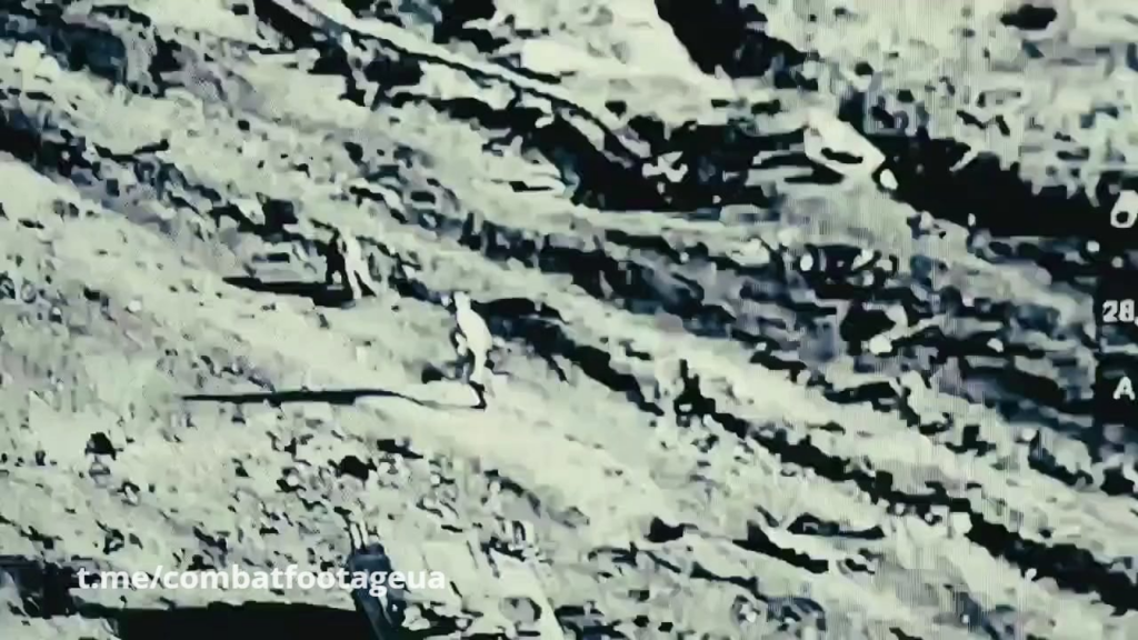 ウクライナの無人機は、ドネツク地域のウクライナ軍陣地への攻撃が失敗に終わった後、撤退するロシア兵士を記録した。
