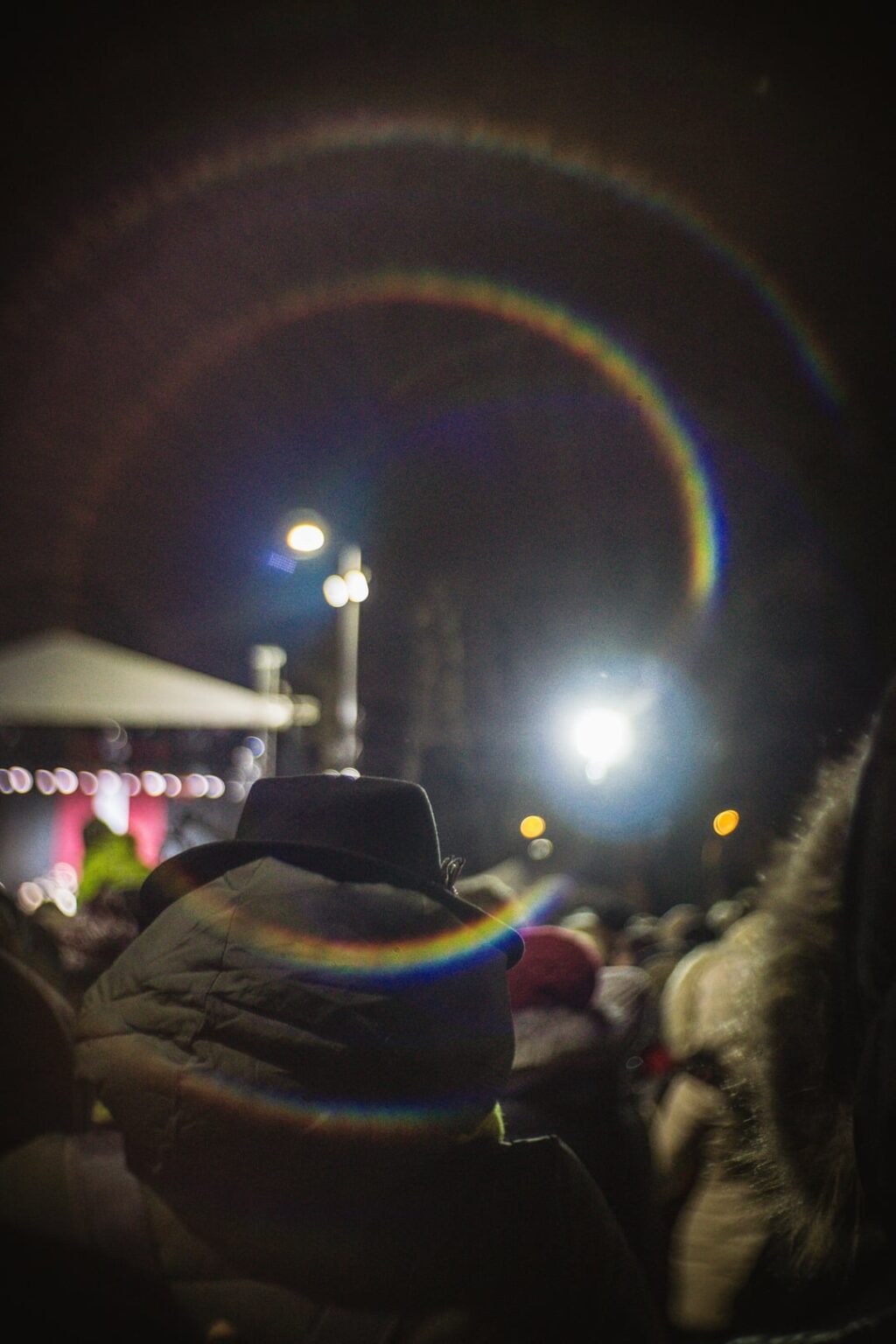 たいまつ行列に参加していて酒を飲んでいるPOV