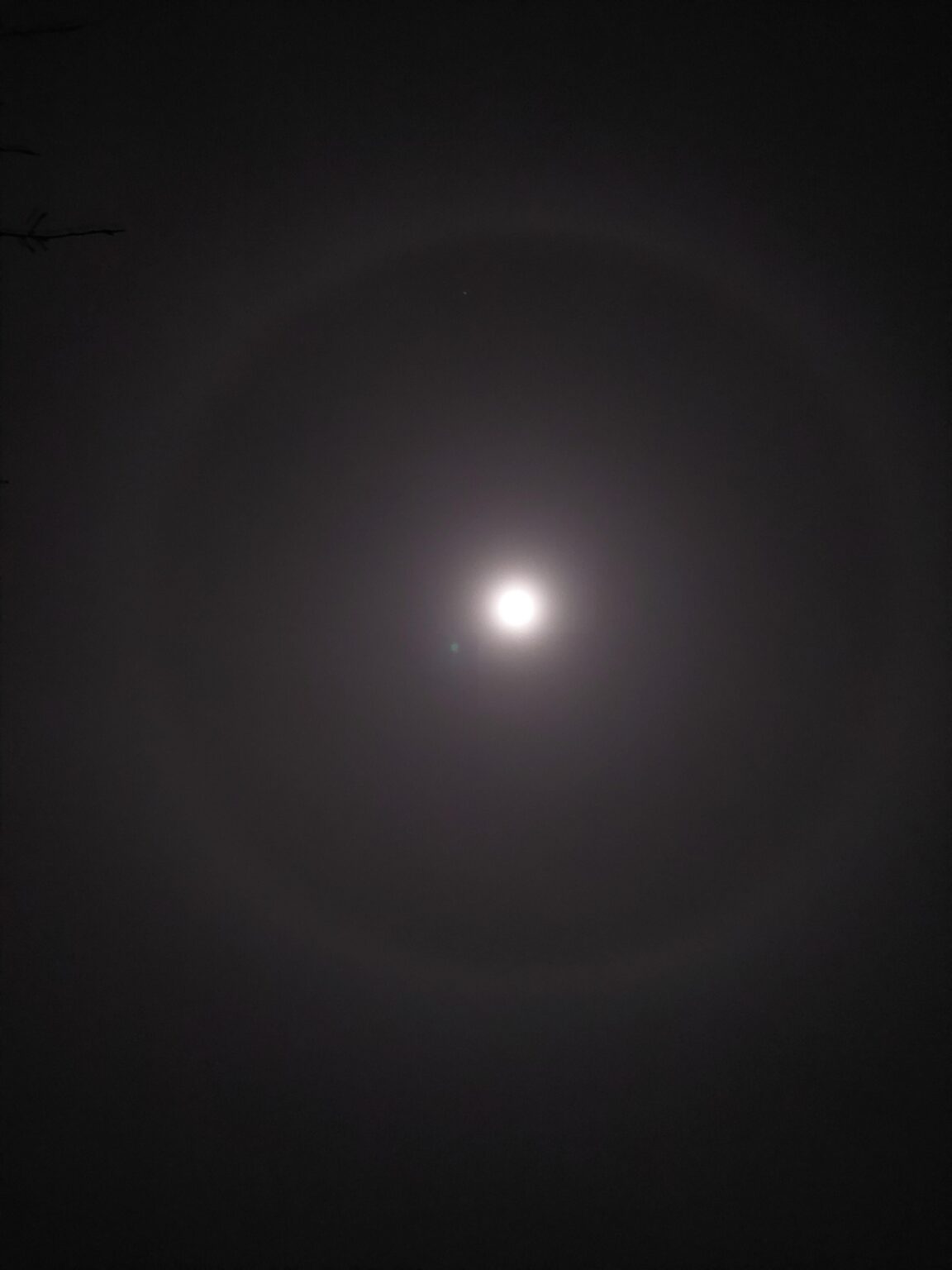 空に浮かぶ美しい指輪