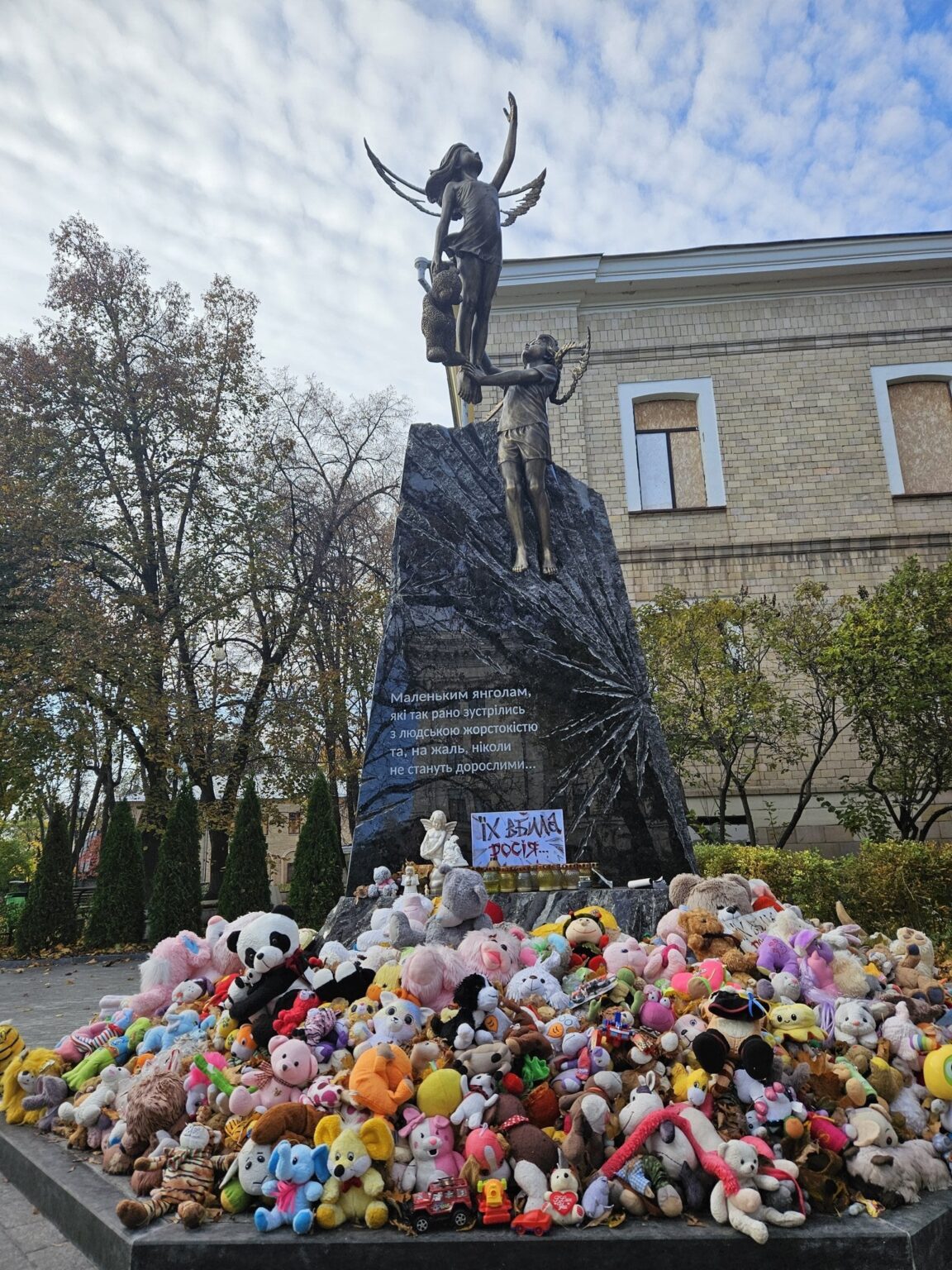 これは、ロシアのウクライナ侵攻により殺された子供たちのためにハリコフに最近開設された記念碑です。 人々はおもちゃやろうそくを持ち込んでいます。 紙の看板には「ロシアが彼らを殺害した」と書かれている。