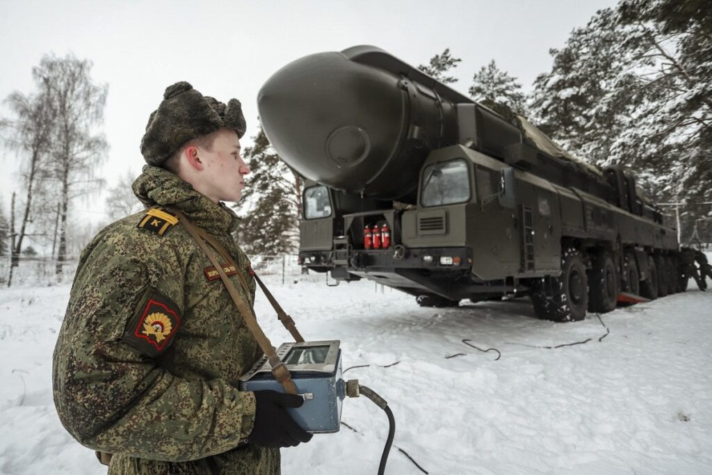 ロシア、核搭載可能な弾道ミサイルを発射