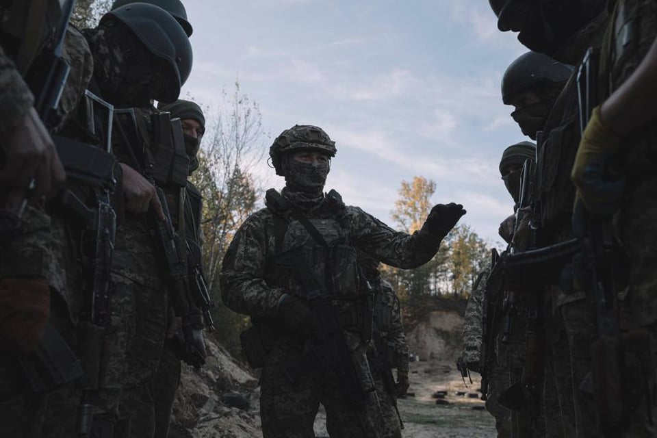 ウクライナ軍のシベリア大隊は訓練に熱心に取り組んでいる。 シベリア先住民族とロシア系民族の両方で構成されている彼らの指揮官（コールサイン「ガンジー」）と部隊の目標は、ロシア帝国主義を終わらせ、「諸国民の監獄」を解体することである。