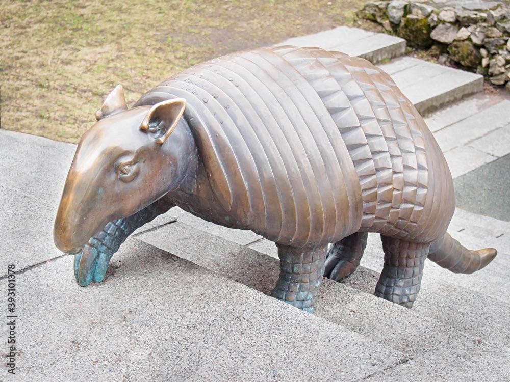 このアルマジロ像にはどんな意味があるのでしょうか？