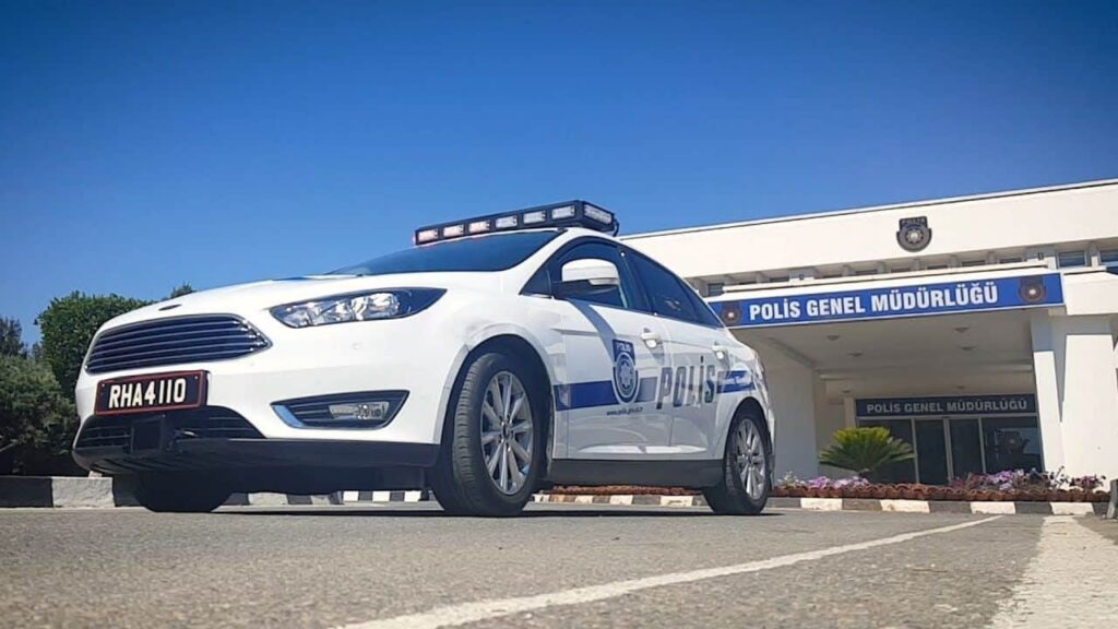 警察を「暴行」したとしてキプロス系トルコ系教師22人を起訴
