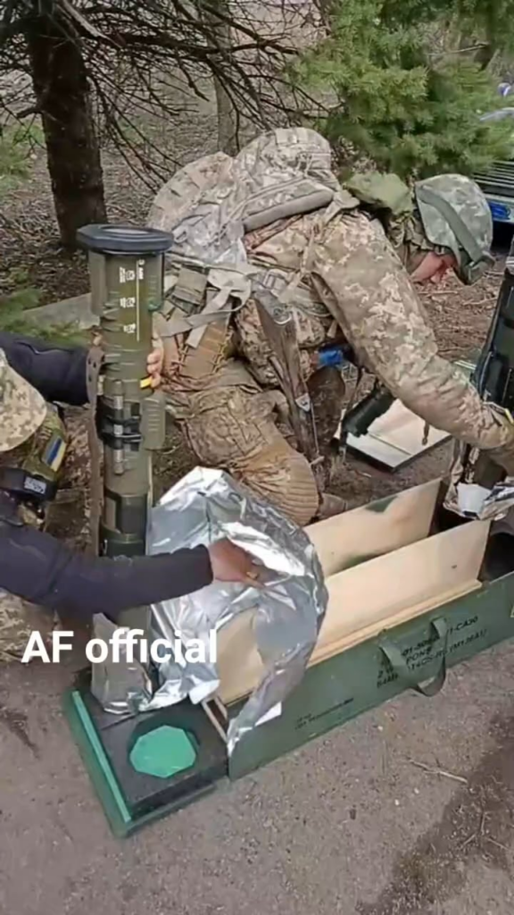 少年たちとそのおもちゃ: 新品の AT-4 対戦車発射装置の木箱を開けるウクライナ兵士。