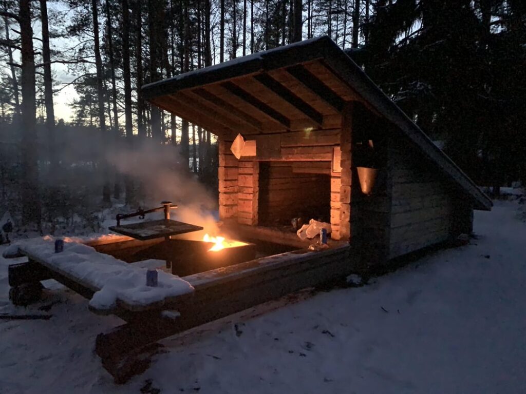 フィンランド南部のソーセージ焼き、アイススイミング、サウナ