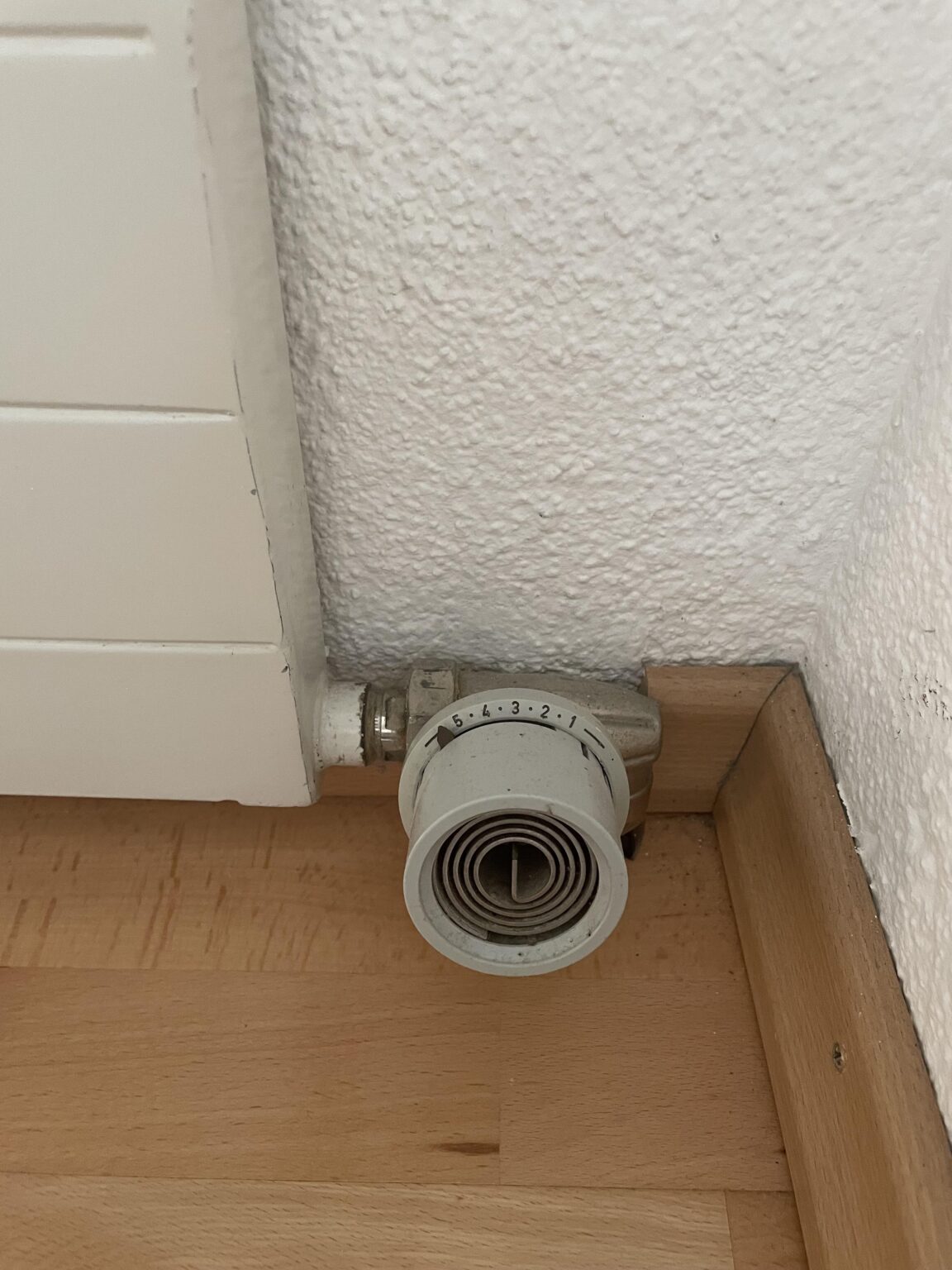 ラジエーターが機能していない、家主はこれを取り外すように言っていますが、方法がわかりません。 それは可能ですか、それとも専門家に依頼する必要がありますか?