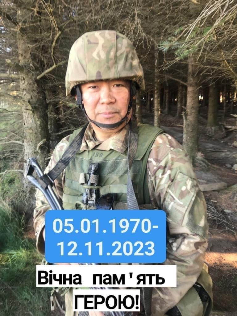 韓国系ウクライナ人コミュニティは追悼の意を表している。ウクライナ軍の義勇兵オレクサンドル・コハイ氏は、2023年11月12日に東部前線で戦死した。土曜日、キエフ州リシュニア村の彼のコミュニティは彼に遺骨を贈った。弔いの行列での最後の別れ。