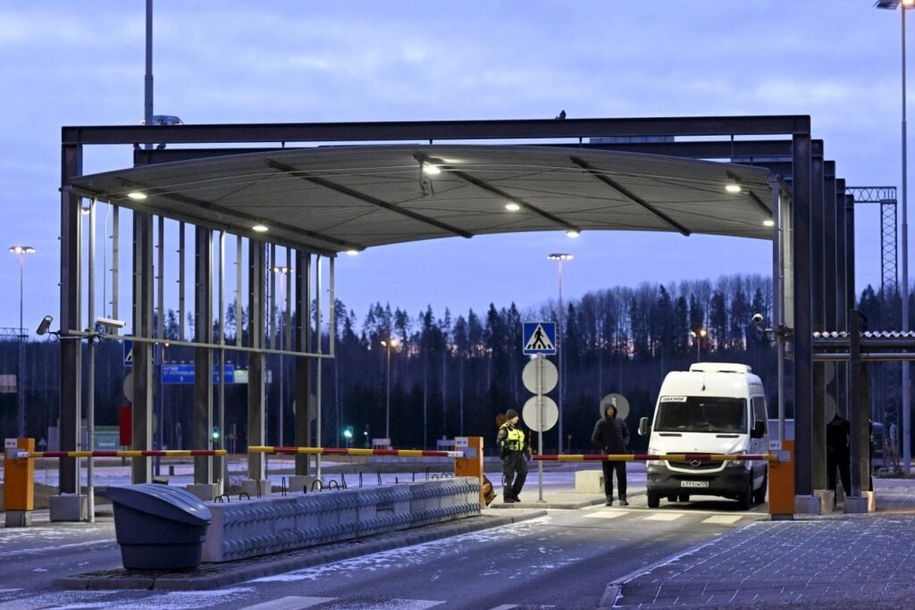 フィンランドはロシアとの国境4か所を閉鎖、モスクワが移民の流れを組織していると非難
