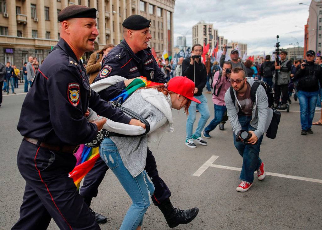 プーチン大統領は最近、LGBTの人々も社会の一部であり、私たちは皆平等であると述べたが、何かが間違っていた。  LGBT運動の禁止には、青色のない虹、あらゆる種類のテーマワッペン、衣服のバッジ、パレードなどが含まれる。
