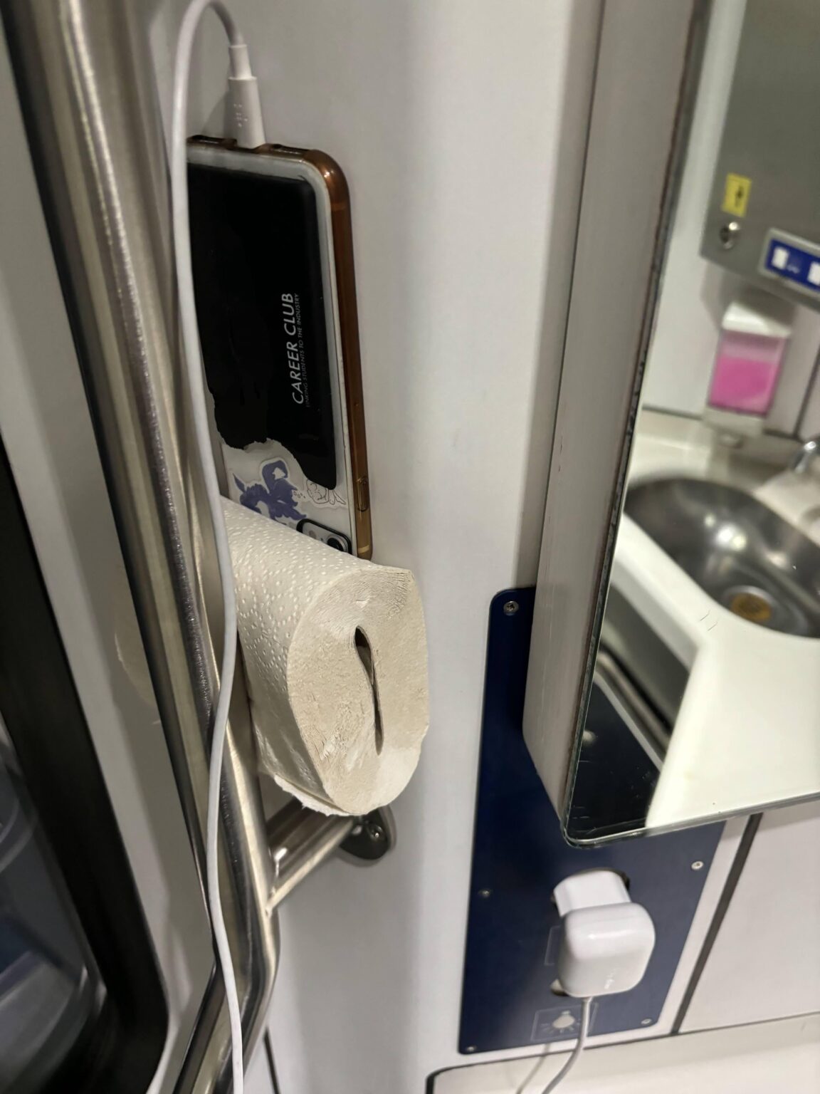 MFS: 電車のトイレにいないときに人々が携帯電話を充電しているのはスイスだけです。 MFS: 電車のトイレにいないときに人々が携帯電話を充電しているのはスイスだけです。