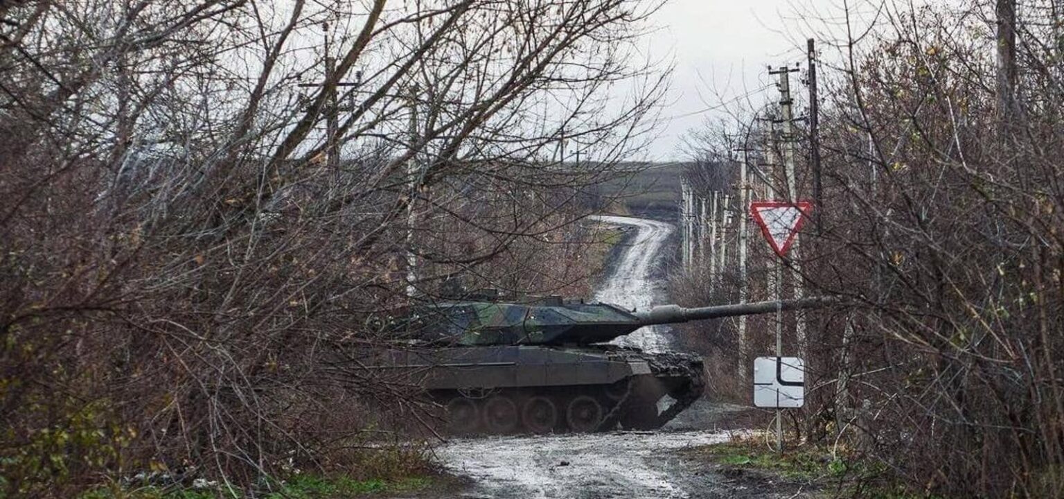 ロシア軍は徒歩でアヴディウカを攻撃している。 ウクライナの戦車が彼らを待っています。