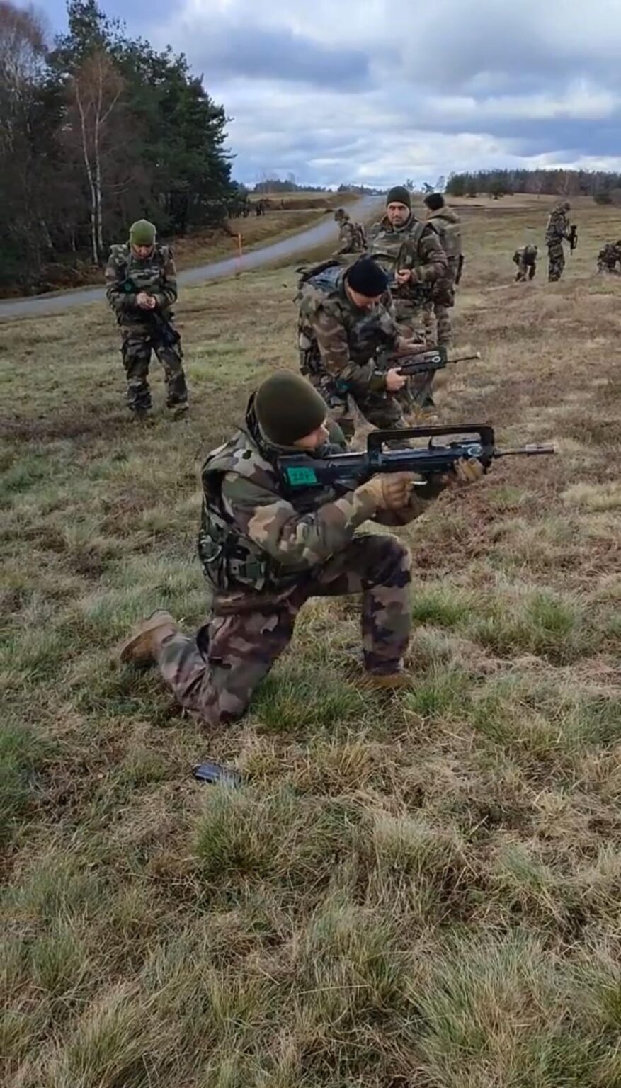フランスでのウクライナ軍兵士 - FAMAS ブルパップ突撃銃とフランス (VAB) 車両 Véhicule de l'Avant Blindé 装甲兵員輸送車 (APC) で訓練中。
