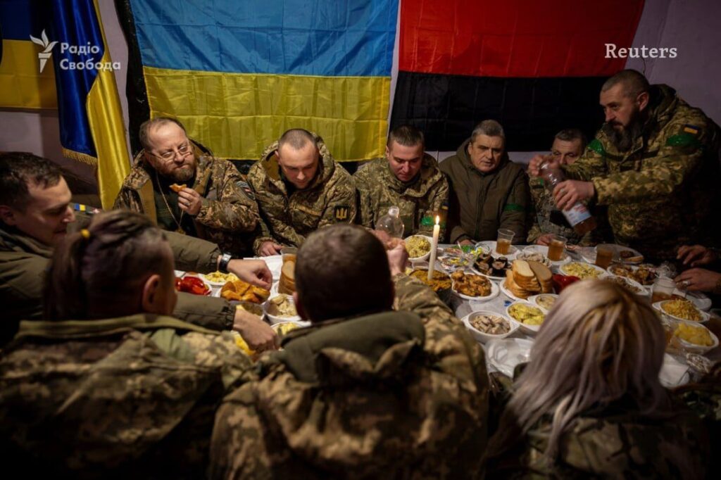 ルーターは、クリスマスイブに夕食をとっているウクライナ兵士の写真を公開した。