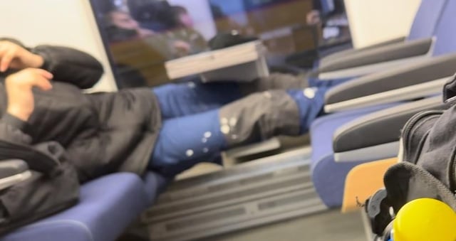 「電車の座席に裸足で座る」ということは聞いたことはありますが、「電車の座席に横になって濡れた靴を履く」ということは聞いたことがありますか？ 私はこのような人が嫌いです
