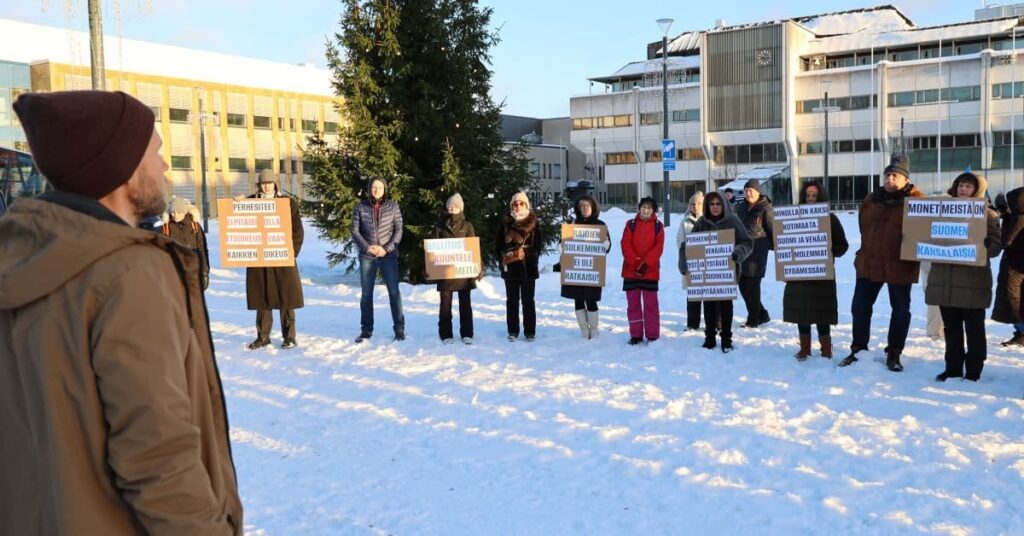 ロシア人と二重国籍者がフィンランドの国境封鎖に抗議