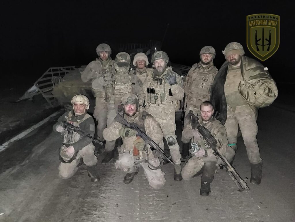 ウクライナ軍（第28機械化旅団）の「南分遣隊」の兵士たち – 装甲車両を後ろに、バフムト戦線 – ドネツク州、2023年12月。