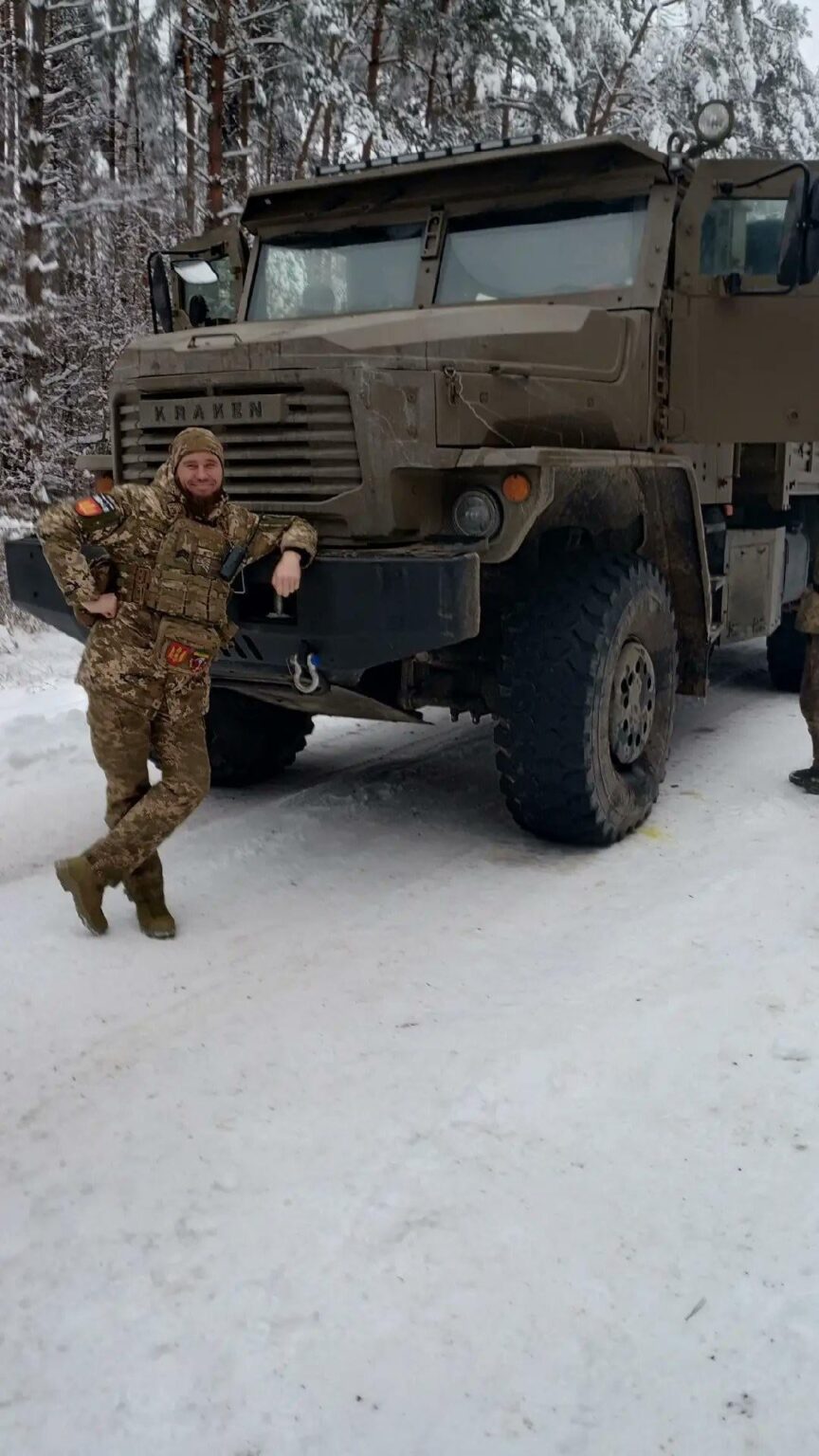 昨年のウクライナの反撃中に捕獲されたロシアの6x6装甲「トルネード-U」ウラル-63704-0010大型多用途トラックの隣でポーズをとるウクライナ軍兵士。 修理後、ウクライナ情報総局（HUR）の「クラーケン連隊」に移送された。