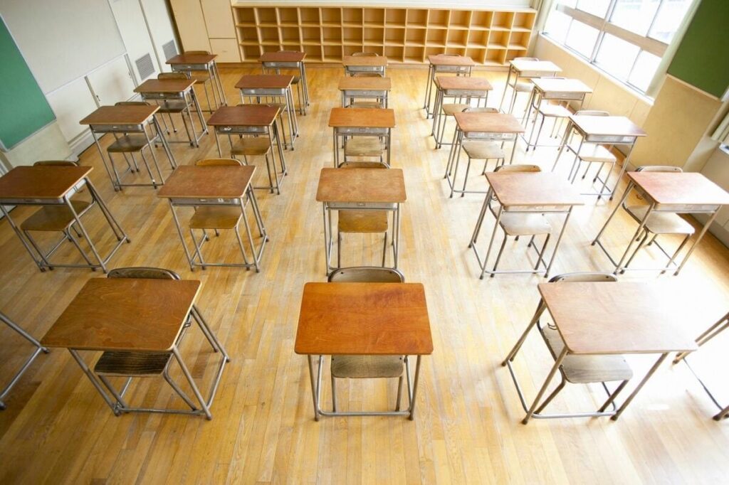 公教育が崩壊寸前！教員採用倍率は過去最低「受かってはいけない人」も先生に -「スマホ課金も休日の服装もトラブルの責任は全て学校」という学校依存社会の弊害