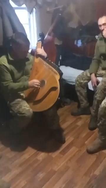 ウクライナの楽器バンドゥーラで「Nothing Else Matters」を演奏するウクライナ兵士