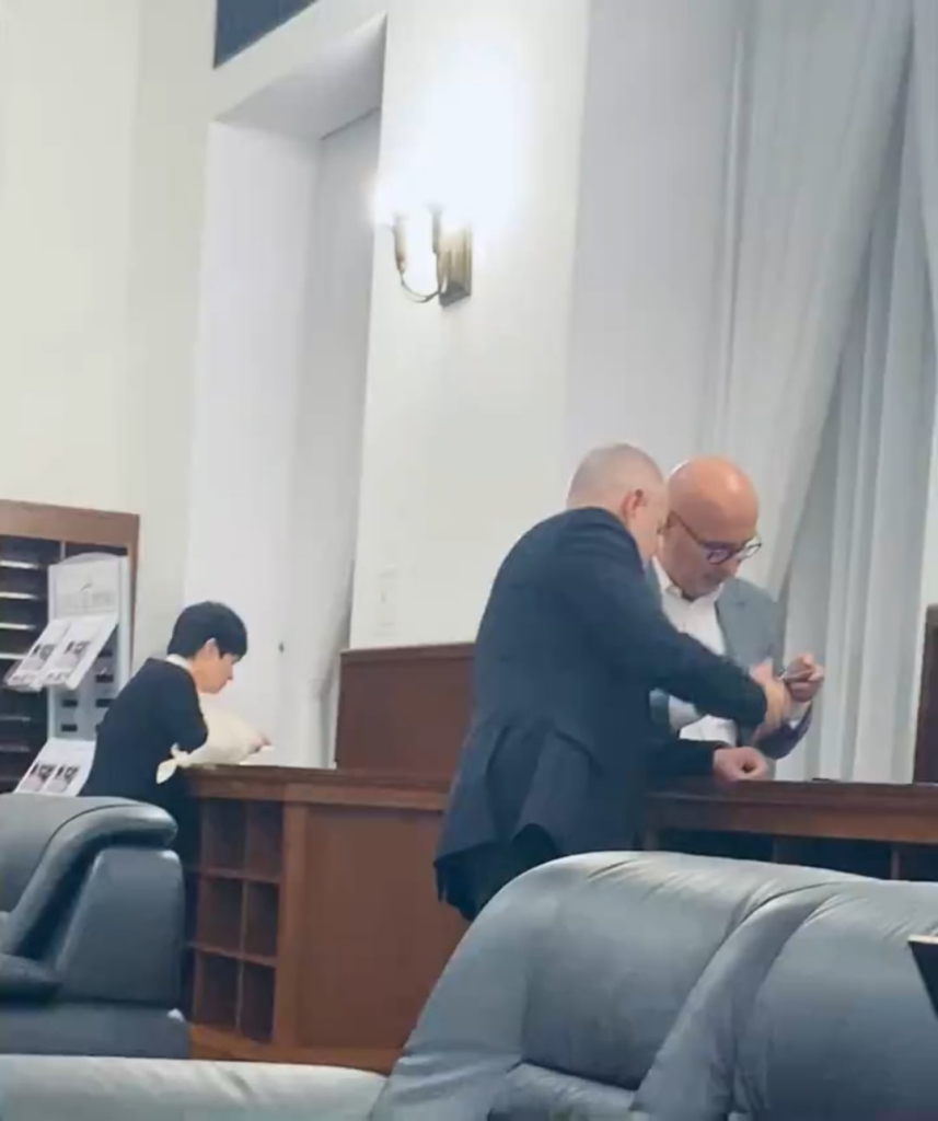 昨日TVPの警備員に「殴られた」PiSの国会議員は、「負傷した」腕を使って署名した。