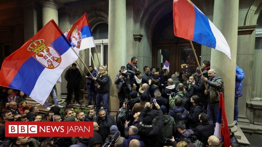 セルビア野党支持者ら、首都で市庁舎への侵入試みる 議会選の結果に抗議