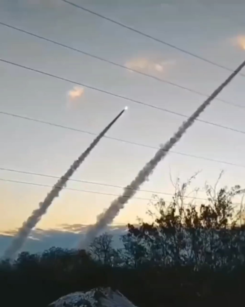 2 HIMARS はロシアの目標に向けてウクライナの自由を送ります。 バラバラに休んでください。