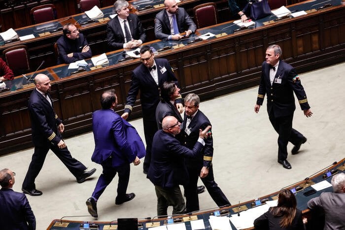 下院はESMを否決し、過半数を割った：Pd、IV、Actionが賛成票を投じた。  Fdi、Lega、M5S に対して。  FI、Avs、そして私たち穏健派は棄権した