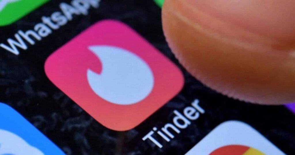 Tinder の首都ミラノ: イタリアで初めて出会い系アプリでの出会いが実現した都市です。 しかし若者たちは恋愛関係を持つ希望を失っている - Il Fatto Quotidiano