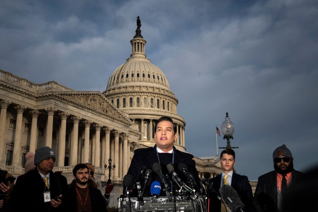 ジョージ・サントス下院議員が米国議会から追放された。 この国の歴史の中でこのようなことが起こったのはわずか6回目である。 昨年当選した彼は、ほぼすべて（学位、職業、民族）について嘘をつき、おそらく選挙運動から金を盗み、数人をだまし取ったであろう。