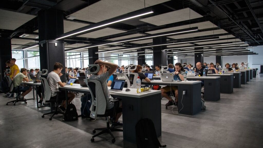 Slackが「仕事に集中できるのは4時間だけ」「時間外労働で生産性が20％低下」「15時～18時は生産性が急落」など生産性の最大化に役立つ調査結果を公開