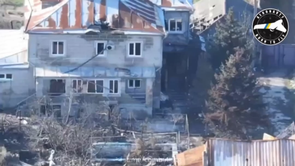 ロシア占領下の建物に、おそらく500ポンドのJDAMが衝突した。