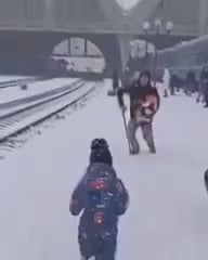 リヴィウでは、空襲警報が鳴る中、駅で少女が負傷した父親と出会う