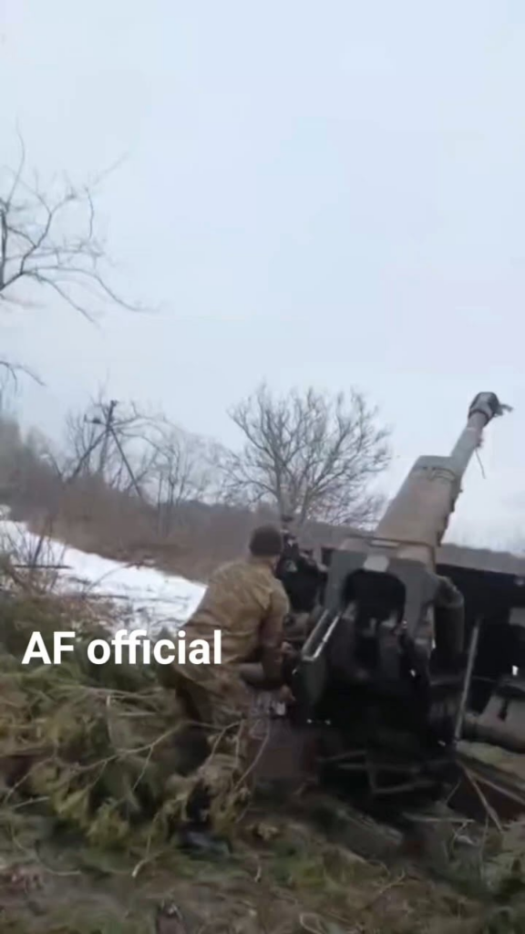 ウクライナ砲兵が敵陣地にD-30 122mm榴弾砲を発射。