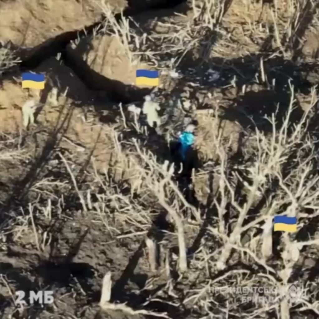ウクライナ兵士、ドネツク地方のアヴデーエフカ地区でロシアの陣地を排除し捕虜を獲得