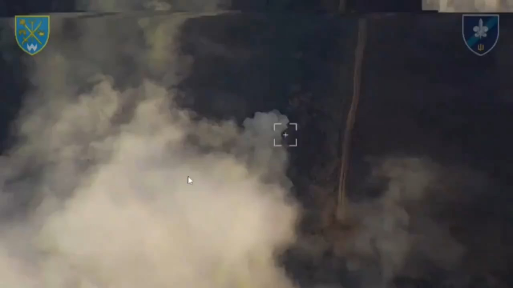 ロシアのBM-27 220mm MLRS発射管3基とトランスローダー車両1基がウクライナ軍の砲火に見舞われ、二次爆発が見られる。